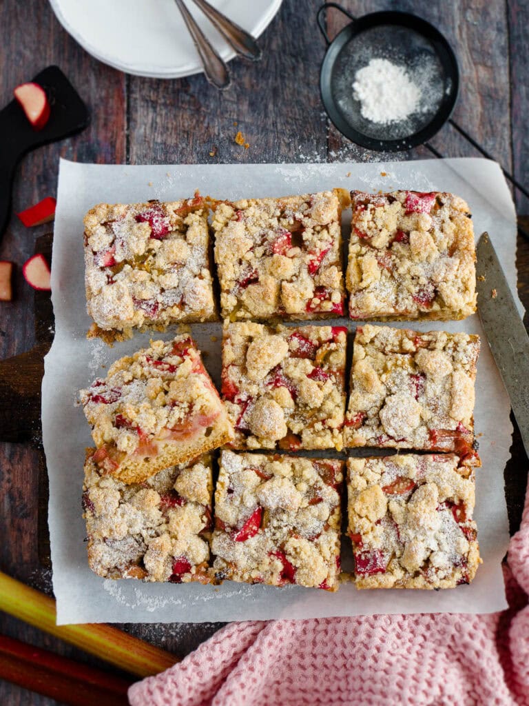Veganer Rhabarber-Streuselkuchen vom Blech nach Omas Art - schnell und einfach gemacht, mit oder ohne Thermomix