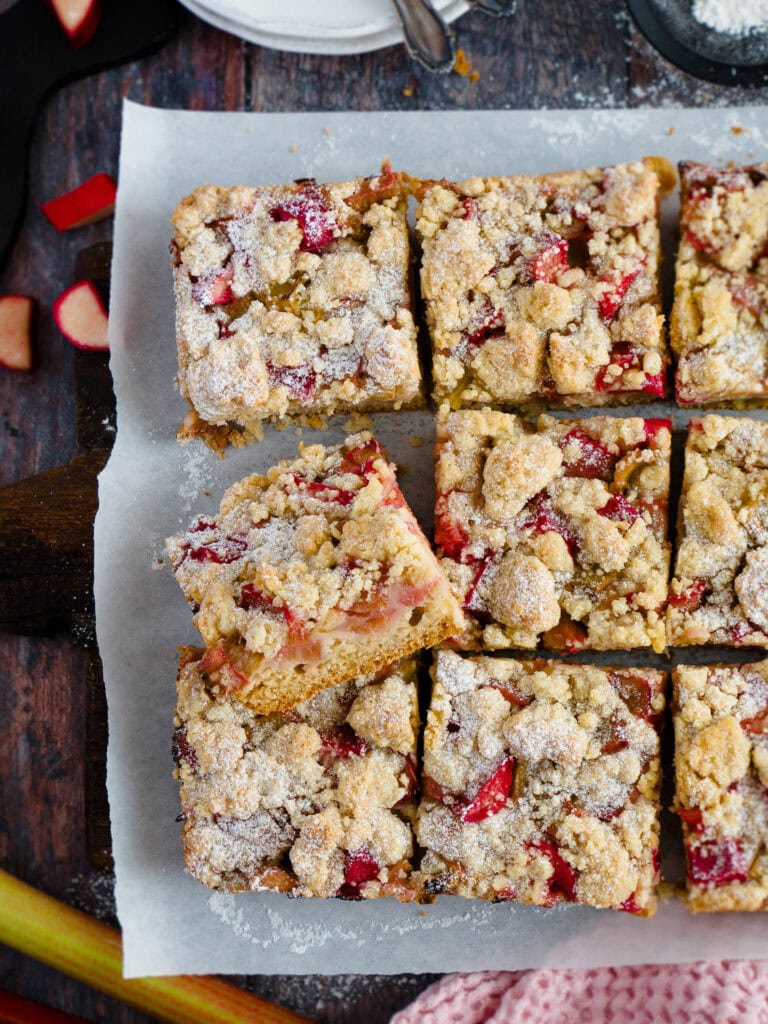 Veganer Rhabarber-Streuselkuchen vom Blech nach Omas Art - schnell und einfach gemacht, mit oder ohne Thermomix