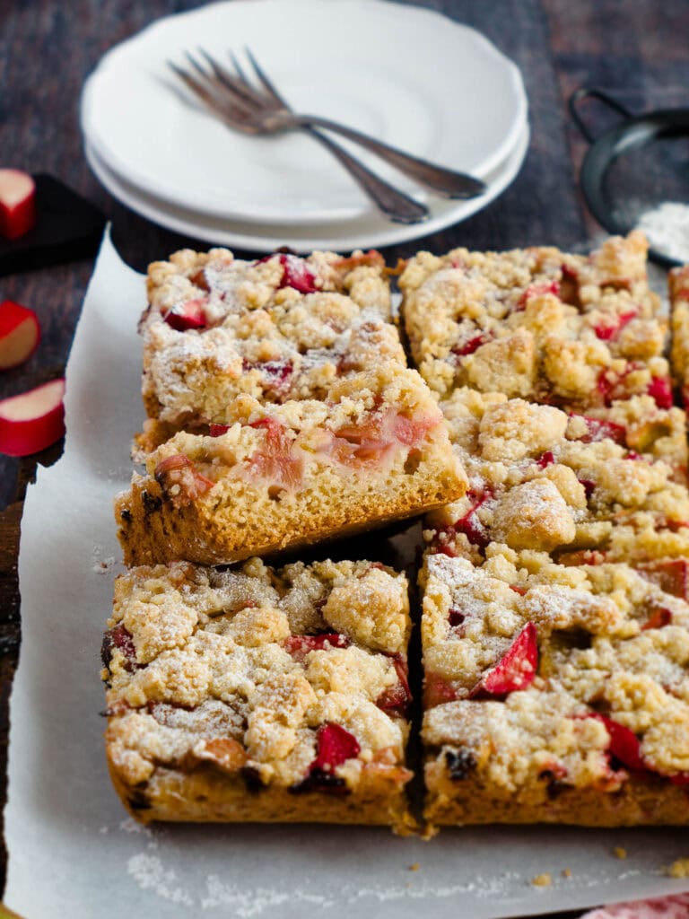 Einfaches Rezept für veganen Rhabarber-Streuselkuchen vom Blech nach Omas Art - schnell und einfach gemacht, mit oder ohne Thermomix