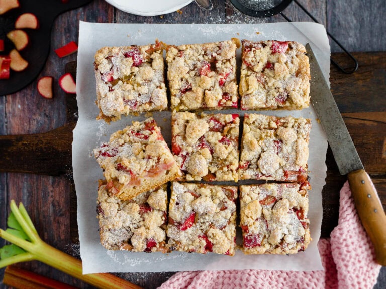 Veganer Rhabarber-Streuselkuchen vom Blech nach Omas Art - Dinkelliebe