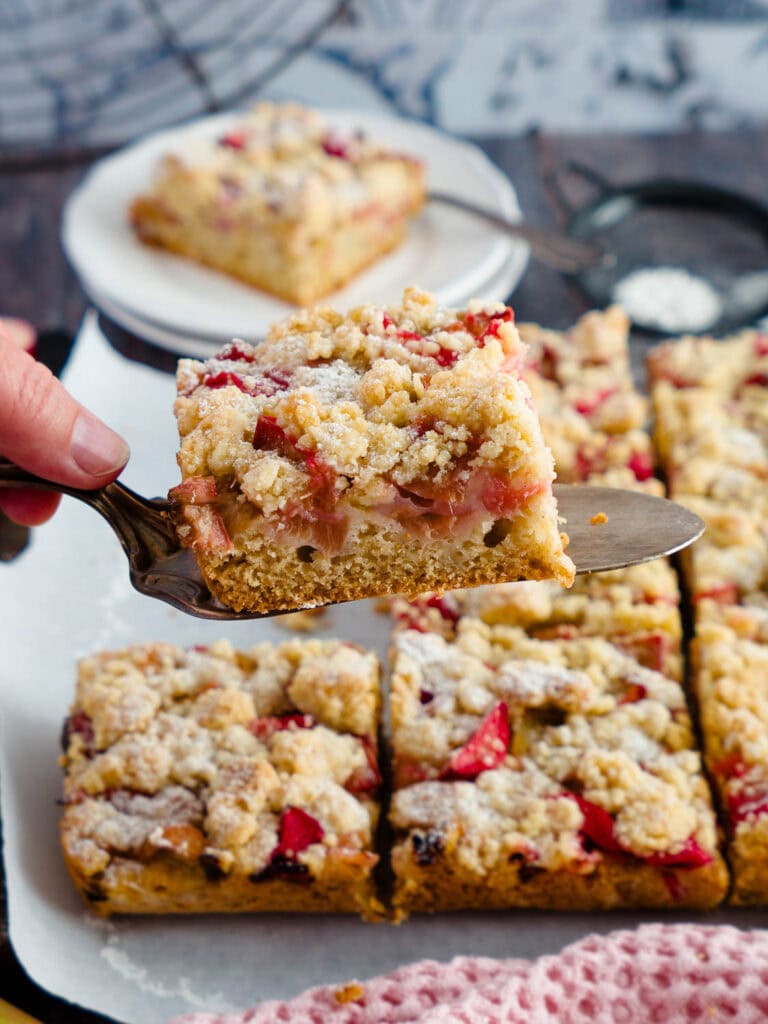 Einfaches Rezept für veganen Rhabarber-Streuselkuchen vom Blech nach Omas Art - schnell und einfach gemacht, mit oder ohne Thermomix
