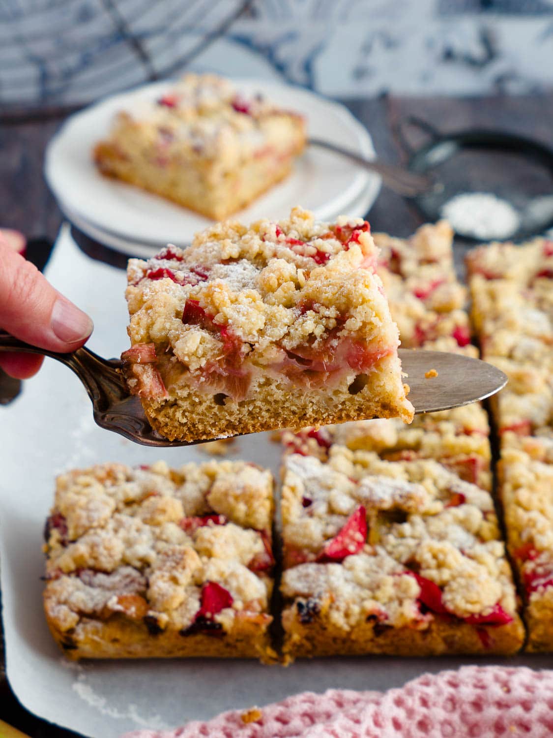Veganer Rhabarber-Streuselkuchen vom Blech nach Omas Art - Dinkelliebe