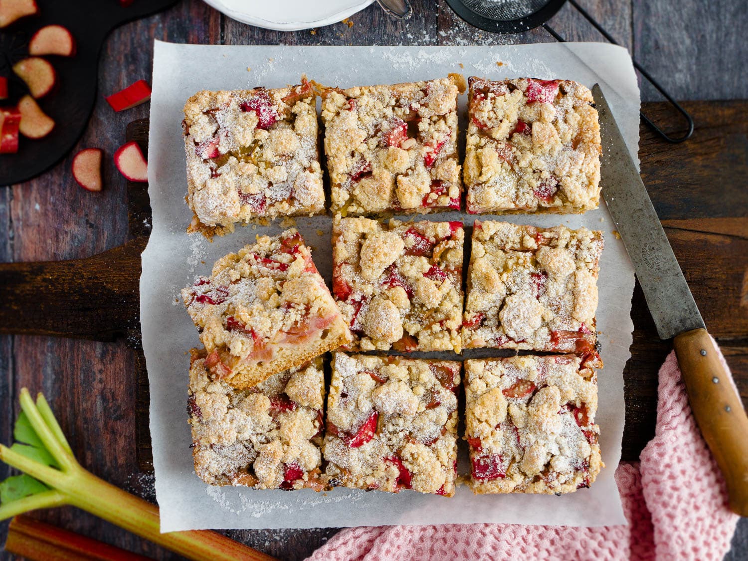 Veganer Rhabarber-Streuselkuchen vom Blech nach Omas Art - schnell und einfach gemacht, mit oder ohne Thermomix