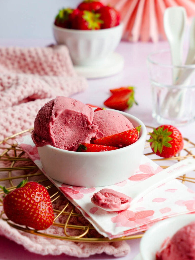 Einfaches Rezept für veganes Erdbeereis aus dem Ninja Creami - aus natürlichen Zutaten, richtig schön cremig und intensiv erdbeerig. Viel besser als aus der Eisdiele!