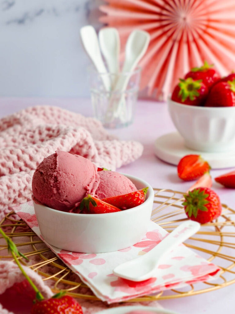 Das beste Rezept für veganes Erdbeereis aus dem Ninja Creami, mit oder ohne Thermomix - vegan, glutenfrei möglich, laktosefrei, ohne Soja, ohne Ei ohne tierische Milch und Sahne, ohne Zucker und somit auch Low Carb möglich, ohne Fertigprodukte