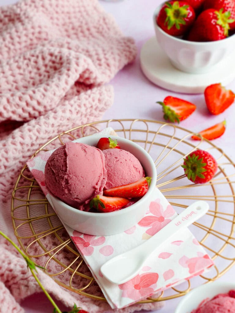 Das beste Rezept für veganes Erdbeereis aus dem Ninja Creami, mit oder ohne Thermomix - vegan, glutenfrei möglich, laktosefrei, ohne Soja, ohne Ei ohne tierische Milch und Sahne, ohne Zucker und somit auch Low Carb möglich, ohne Fertigprodukte