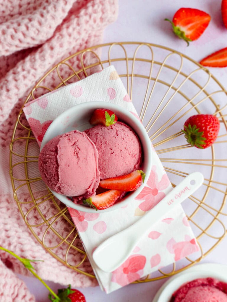 Das beste Rezept für veganes Erdbeereis aus dem Ninja Creami, mit oder ohne Thermomix - vegan, glutenfrei möglich, laktosefrei, ohne Soja, ohne Ei ohne tierische Milch und Sahne, ohne Zucker und somit auch Low Carb möglich, ohne Fertigprodukte