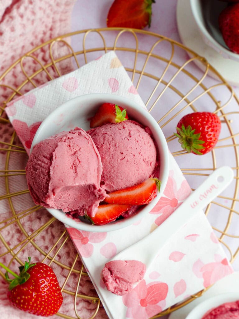 Einfaches Rezept für veganes Erdbeereis aus dem Ninja Creami - aus natürlichen Zutaten, richtig schön cremig und intensiv erdbeerig. Viel besser als aus der Eisdiele!