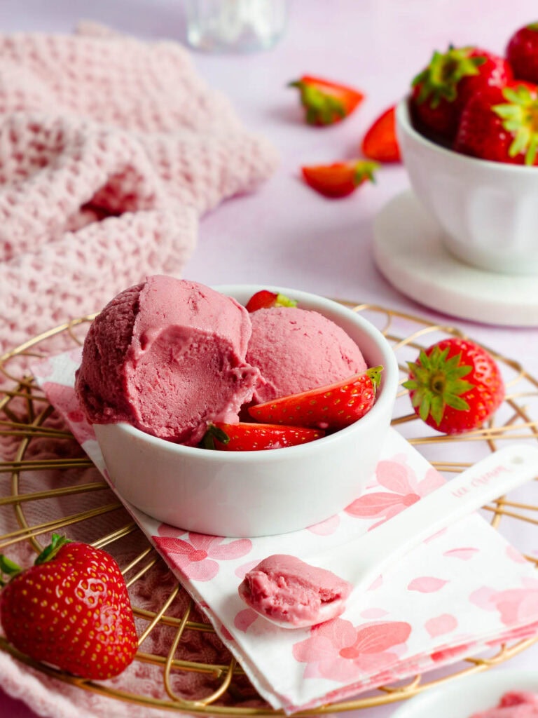 Einfaches Rezept für veganes Erdbeereis aus dem Ninja Creami - aus natürlichen Zutaten, richtig schön cremig und intensiv erdbeerig. Viel besser als aus der Eisdiele!