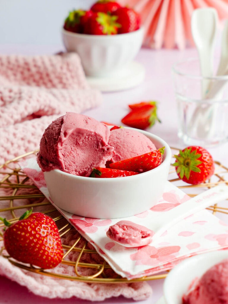 Einfaches Rezept für veganes Erdbeereis aus dem Ninja Creami - aus natürlichen Zutaten, richtig schön cremig und intensiv erdbeerig. Viel besser als aus der Eisdiele!