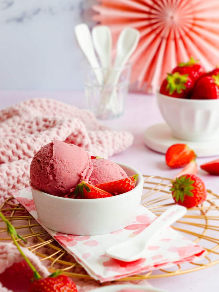 Das beste Rezept für veganes Erdbeereis aus dem Ninja Creami, mit oder ohne Thermomix - vegan, glutenfrei möglich, laktosefrei, ohne Soja, ohne Ei ohne tierische Milch und Sahne, ohne Zucker und somit auch Low Carb möglich, ohne Fertigprodukte
