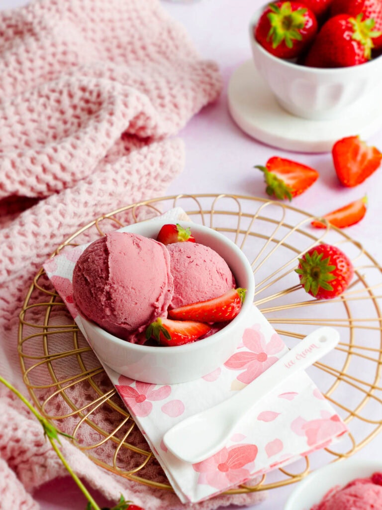 Das beste Rezept für veganes Erdbeereis aus dem Ninja Creami, mit oder ohne Thermomix - vegan, glutenfrei möglich, laktosefrei, ohne Soja, ohne Ei ohne tierische Milch und Sahne, ohne Zucker und somit auch Low Carb möglich, ohne Fertigprodukte