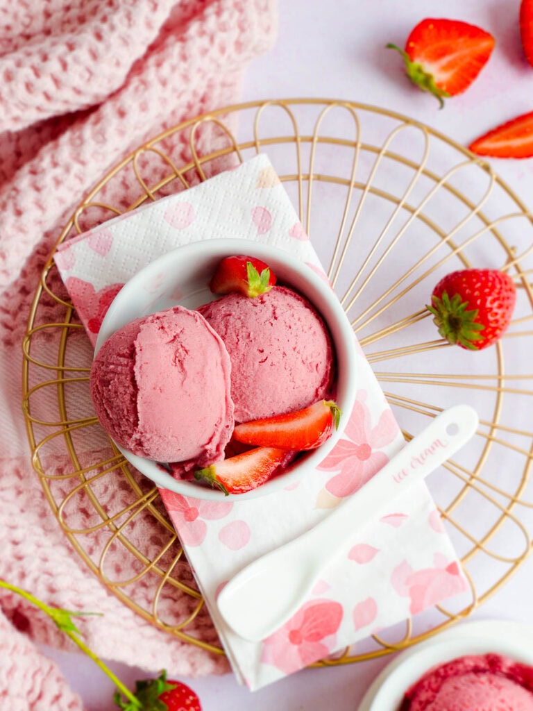 Das beste Rezept für veganes Erdbeereis aus dem Ninja Creami, mit oder ohne Thermomix - vegan, glutenfrei möglich, laktosefrei, ohne Soja, ohne Ei ohne tierische Milch und Sahne, ohne Zucker und somit auch Low Carb möglich, ohne Fertigprodukte