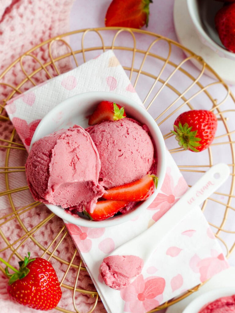 Einfaches Rezept für veganes Erdbeereis aus dem Ninja Creami - aus natürlichen Zutaten, richtig schön cremig und intensiv erdbeerig. Viel besser als aus der Eisdiele!