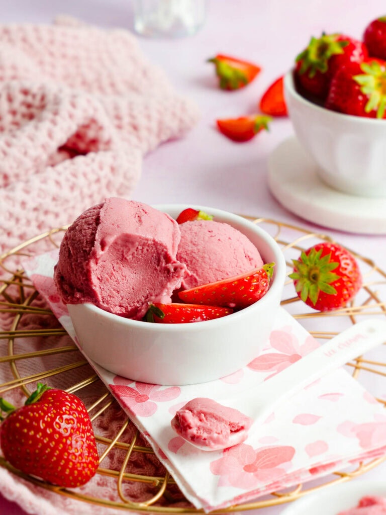 Einfaches Rezept für veganes Erdbeereis aus dem Ninja Creami - aus natürlichen Zutaten, richtig schön cremig und intensiv erdbeerig. Viel besser als aus der Eisdiele!