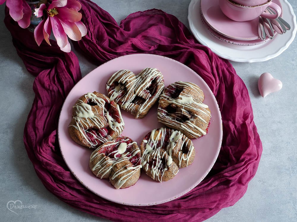 Vollkorn-Himbeerherzen mit weißer Schokolade und Mohn - Dinkelliebe Vollkorn-Himbeerherzen mit weißer Schokolade und Mohn - Dinkelliebe