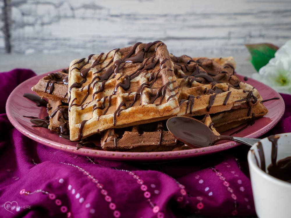 Vollkorn-Marmorwaffeln mit Schokosauce