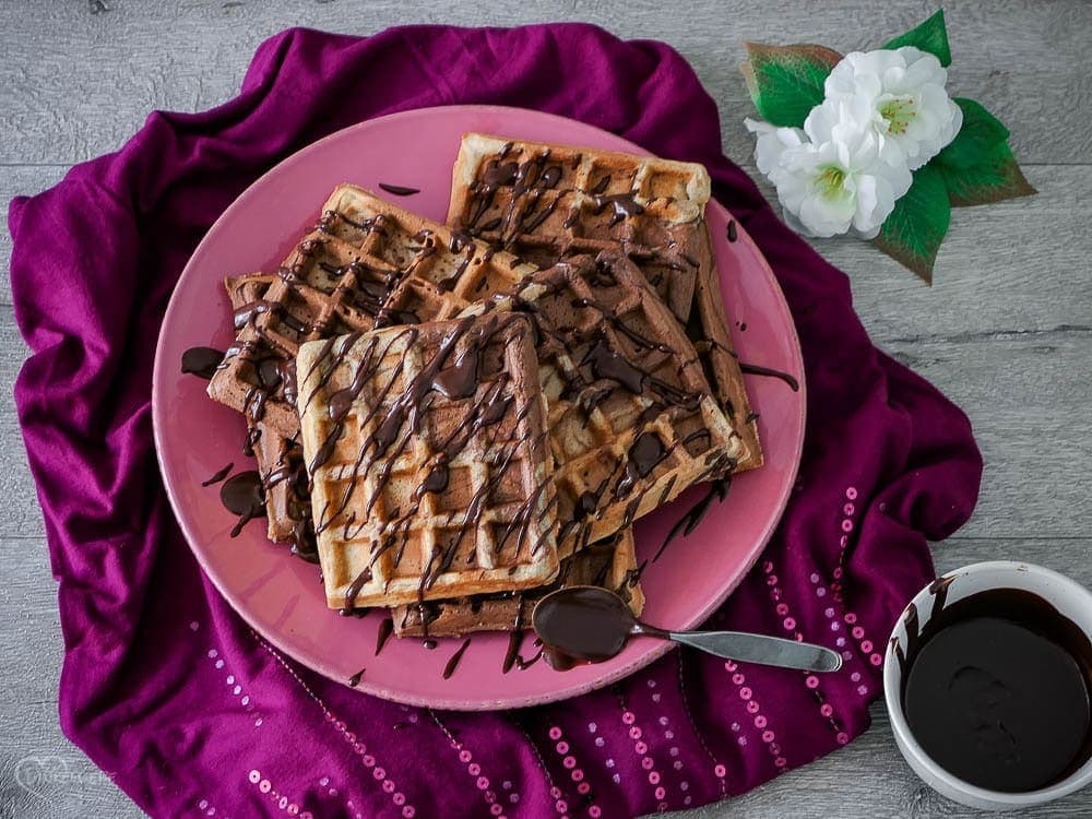 Leckere Vollkorn-Marmorwaffeln mit Schokoladensauce - Dinkelliebe