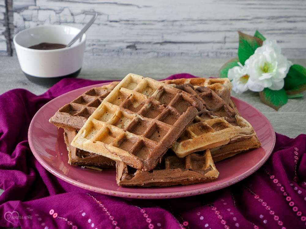 Vollkorn-Marmorwaffeln mit Schokosauce