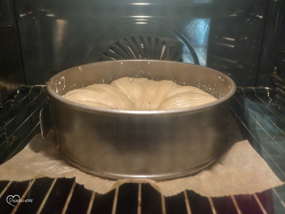 Wollknäuel Hefekuchen mit Erdnusscreme-Sauerkirsch-Füllung Teigbearbeitung