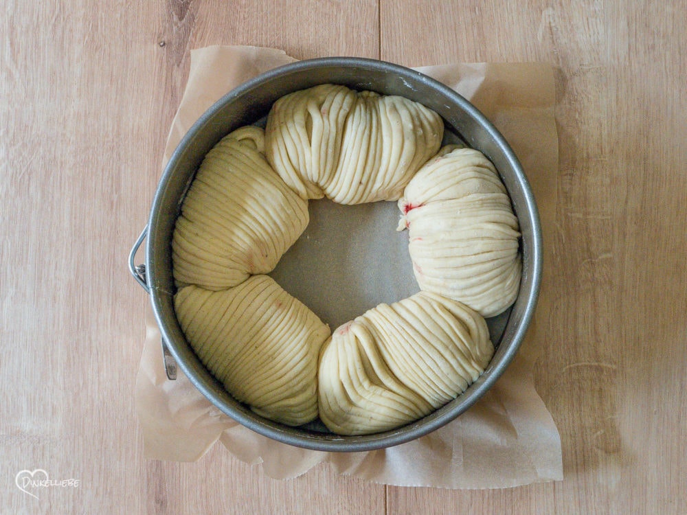 Wollknäuel Hefekuchen mit Erdnusscreme-Sauerkirsch-Füllung Teigbearbeitung
