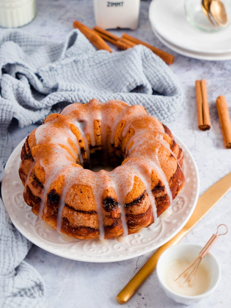 Cinnamon Swirl Bundt Cake - Fluffiger Zimtswirl-Gugelhupf aus Dinkelmehl